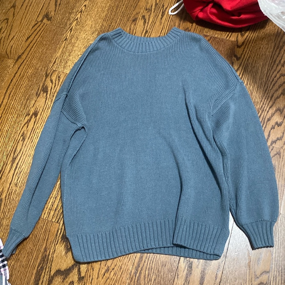 Comfy oversized Hollister Sweater. Perfect for going out!